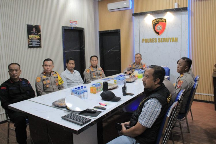 Kegiatan tersebut dipimpin langsung oleh Karoops Polda Kalimantan Tengah Kombes Pol. Dr. Sugeng Riyadi, S.I.K., M.H., M.Si. didampingi Wadirsamapta Polda Kalteng AKBP Dr. Hans Itta P., S.I.K., M.M., M.I.K., serta diikuti oleh Wakapolres Seruyan Kompol Syaifullah, S.H., M.H.sejumlah pejabat utama polres seruyan.