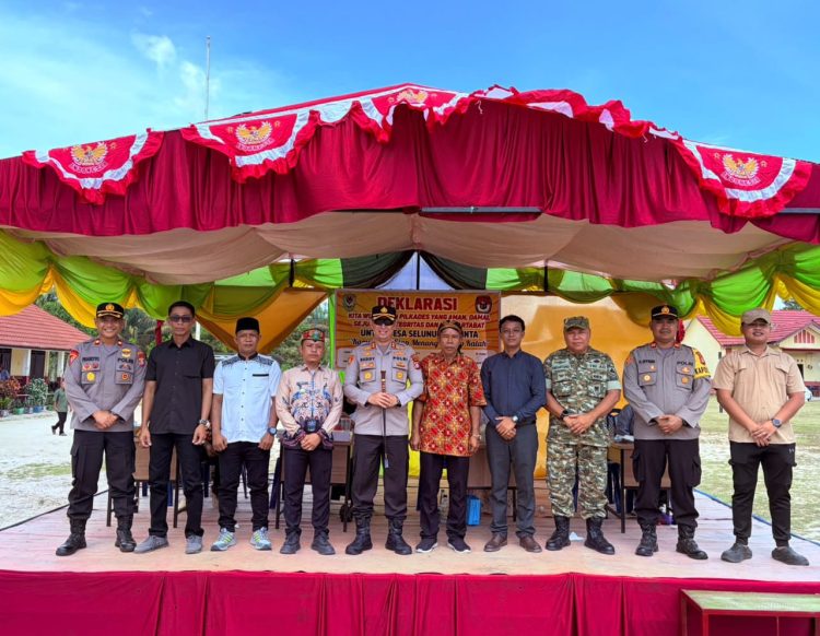 Kapolres Seruyan AKBP BEDDY SUWENDI, S.H., S.I.K. turun langsung meninjau proses pemungutan suara di beberapa TPS pada Sabtu (11/7) pukul 13.00 WIB. Peninjauan dilakukan di Desa Bangkal dan Desa Salonok, Kecamatan Seruyan Raya, Kabupaten Seruyan.