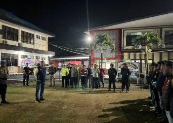 Kapolres Bitung AKBP Arie Sulistyo Nugroho, S.H., S.I.K., M.H. memimpin apel perdana gabungan Tim Opsnal Polres Bitung di Mapolres Bitung, Sabtu malam (11/7/2026).