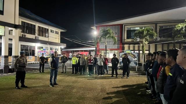Kapolres Bitung AKBP Arie Sulistyo Nugroho, S.H., S.I.K., M.H. memimpin apel perdana gabungan Tim Opsnal Polres Bitung di Mapolres Bitung, Sabtu malam (11/7/2026).