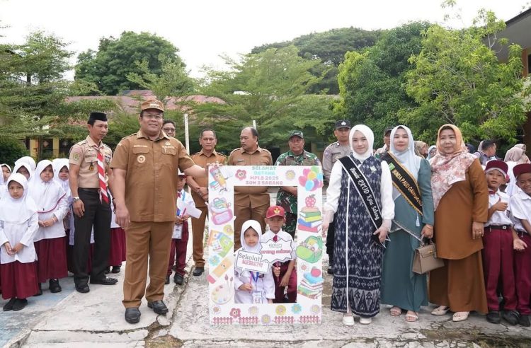 Wali Kota Sabang Zulkifli H. Adam mengimbau para ayah atau wali ayah di Kota Sabang untuk mengantar anak ke sekolah sebagai bentuk keterlibatan aktif keluarga dalam mendukung pendidikan dan tumbuh kembang anak.