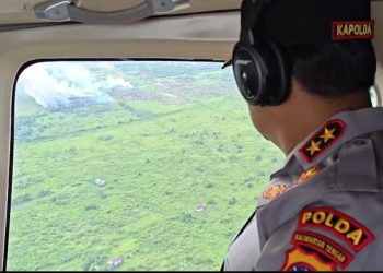 Kapolda saat melaksanakan patroli udara bersama Gubernur Kalimantan Tengah H. Agustiar Sabran untuk memantau perkembangan titik panas berdasarkan data aplikasi Sipongi di sejumlah wilayah Kalimantan Tengah, Minggu (12/7/2026).