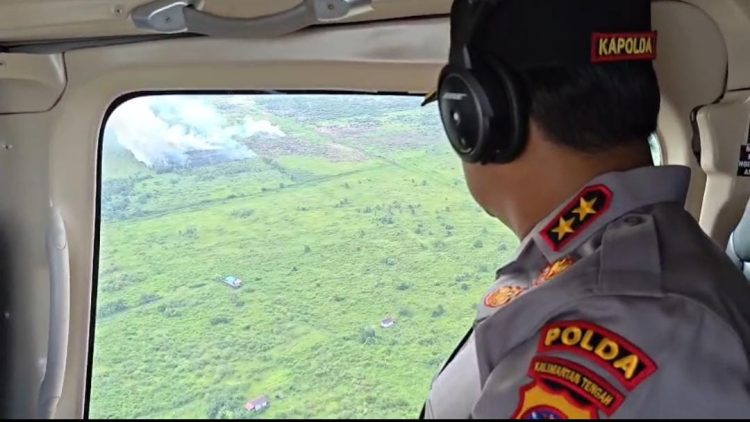 Kapolda saat melaksanakan patroli udara bersama Gubernur Kalimantan Tengah H. Agustiar Sabran untuk memantau perkembangan titik panas berdasarkan data aplikasi Sipongi di sejumlah wilayah Kalimantan Tengah, Minggu (12/7/2026).