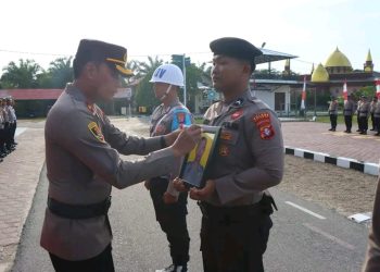 Wakapolres Katingan Kompol Wahyu Satiyo Budiarjo, S.H., M.H. memimpin Upacara Pemberhentian Tidak Dengan Hormat (PTDH) terhadap seorang personel Polri di halaman Mapolres Katingan. Upacara tersebut merupakan bentuk komitmen Polri dalam menegakkan disiplin dan kode etik profesi. Senin (13/7/2026) pagi.