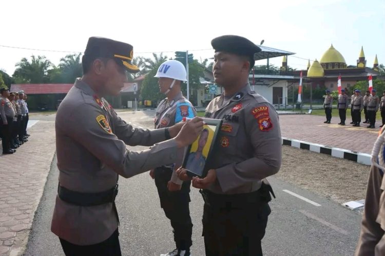 Wakapolres Katingan Kompol Wahyu Satiyo Budiarjo, S.H., M.H. memimpin Upacara Pemberhentian Tidak Dengan Hormat (PTDH) terhadap seorang personel Polri di halaman Mapolres Katingan. Upacara tersebut merupakan bentuk komitmen Polri dalam menegakkan disiplin dan kode etik profesi. Senin (13/7/2026) pagi.