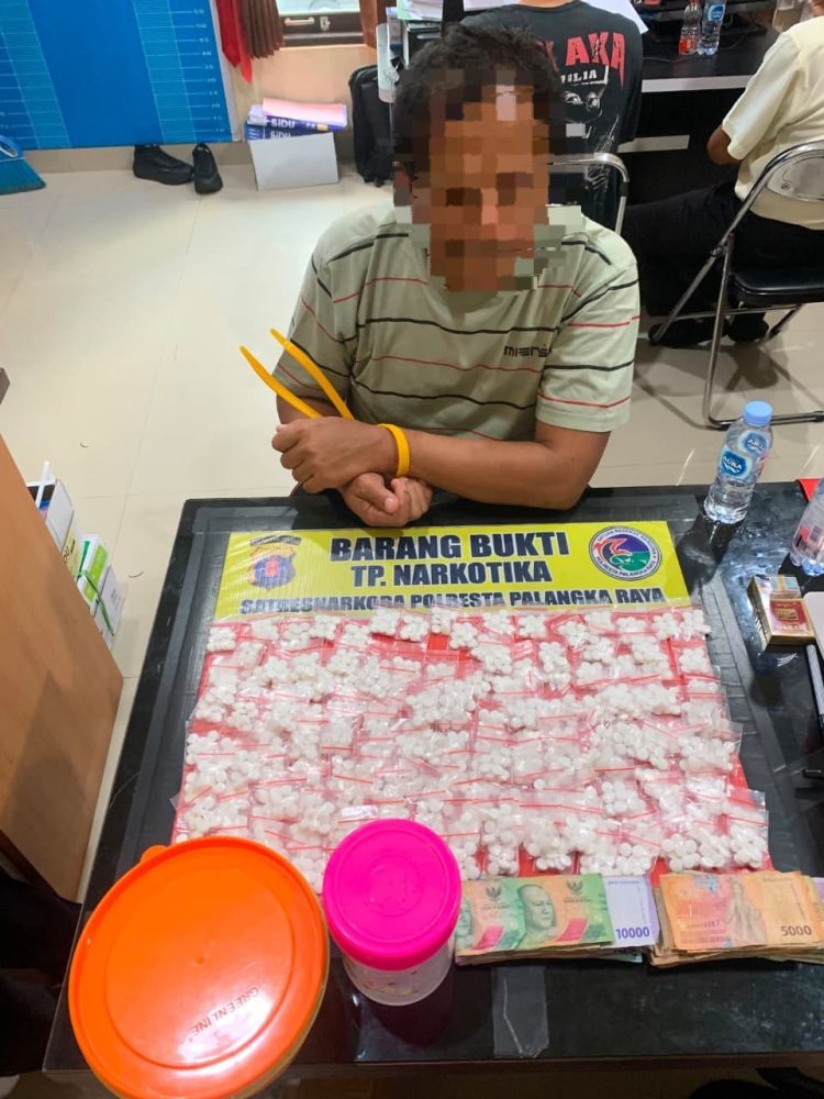 Seorang pria berinisial MZ (27) diamankan petugas di kediamannya di Jalan Kalimantan Gang Beringin No. 3, Kelurahan Pahandut, Kecamatan Pahandut, Kota Palangka Raya, pada Senin (13/7/2026).