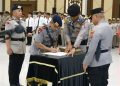 Serah terima Dhuaja Satya Bajra Tiksna dilaksanakan menyusul pergantian jabatan Komandan Satbrimob Polda Kalimantan Selatan dari Kombes Pol. Pria Premos kepada Kombes Pol. Boy Sutan Binanga Siregar.