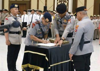 Serah terima Dhuaja Satya Bajra Tiksna dilaksanakan menyusul pergantian jabatan Komandan Satbrimob Polda Kalimantan Selatan dari Kombes Pol. Pria Premos kepada Kombes Pol. Boy Sutan Binanga Siregar.