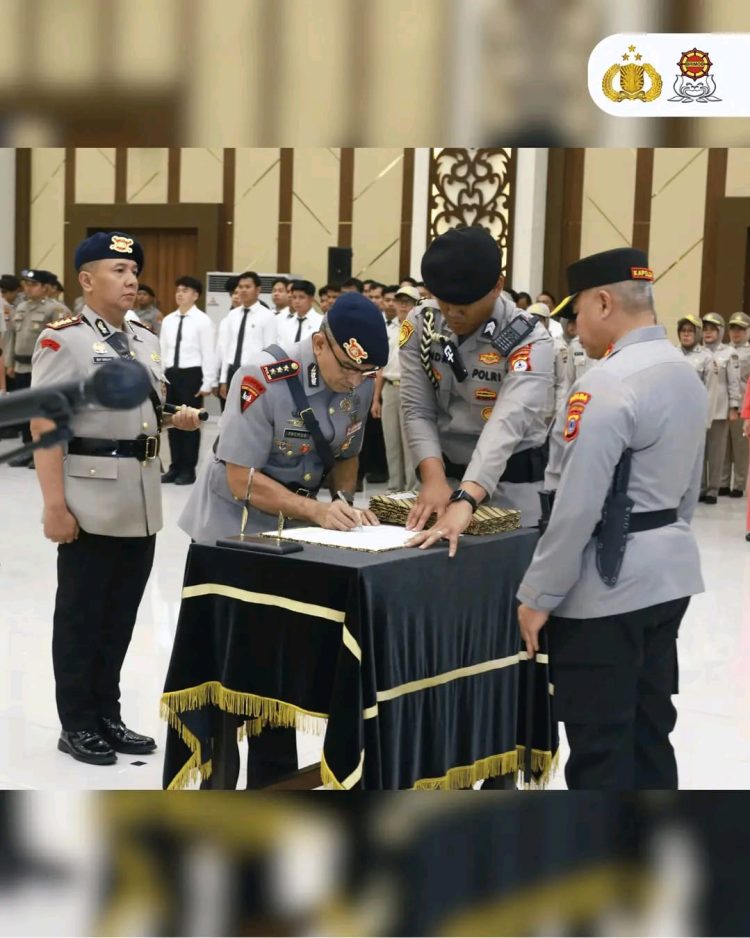 Serah terima Dhuaja Satya Bajra Tiksna dilaksanakan menyusul pergantian jabatan Komandan Satbrimob Polda Kalimantan Selatan dari Kombes Pol. Pria Premos kepada Kombes Pol. Boy Sutan Binanga Siregar.