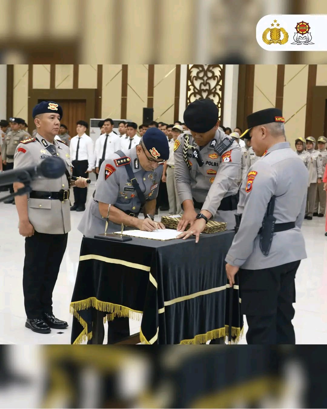 Serah terima Dhuaja Satya Bajra Tiksna dilaksanakan menyusul pergantian jabatan Komandan Satbrimob Polda Kalimantan Selatan dari Kombes Pol. Pria Premos kepada Kombes Pol. Boy Sutan Binanga Siregar.