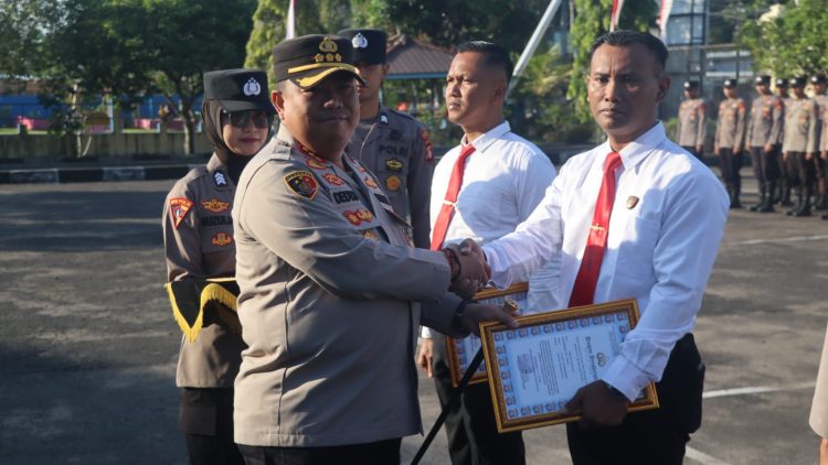 Penghargaan diberikan kepada AKP Eko Basuki Trimortiono, bersama 14 personel atas keberhasilan mengungkap tindak pidana pembunuhan dan curanmor, Ipda Subiyanto Heri Widodo, atas keberhasilan mengungkap tindak pidana narkotika, serta Brigadir Irsyad Nur Salim, atas dedikasinya sebagai Operator Quick Wins Polresta Palangka Raya.