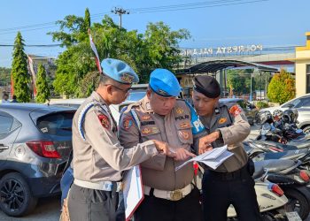 Pengawasan personel (waspers) dilakukan oleh Seksi Profesi dan Pengamanan (Sipropam) Polresta Palangka Raya, Polda Kalteng saat pelaksanaan Apel Satuan Fungsi (satfung) kesatuan, Rabu (15/7/2026) pagi.