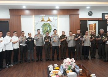 Kapolda Kalimantan Tengah (Kalteng) Irjen Pol. Iwan Kurniawan didampingi Wakapolda Brigjen Pol. Drs. Yosi Muhamartha, Irwasda Brigjen Pol. Dr. Benny Ganda Sudjana, serta sejumlah pejabat utama Polda Kalteng bersilaturahmi ke Kejaksaan Tinggi (Kejati) Kalimantan Tengah. Rombongan diterima langsung oleh Kepala Kejaksaan Tinggi Kalteng, Nurcahyo JM, beserta para asistennya, Rabu (15/7/2026).