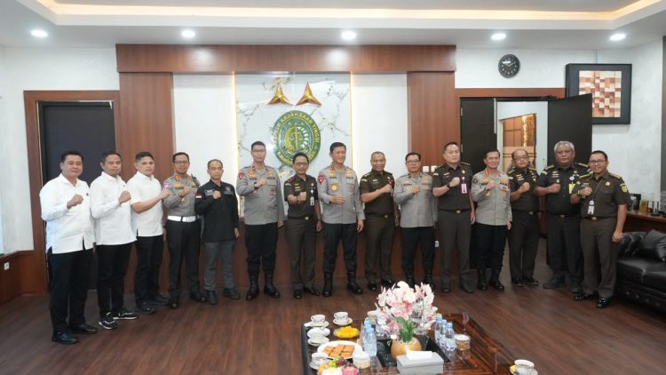 Kapolda Kalimantan Tengah (Kalteng) Irjen Pol. Iwan Kurniawan didampingi Wakapolda Brigjen Pol. Drs. Yosi Muhamartha, Irwasda Brigjen Pol. Dr. Benny Ganda Sudjana, serta sejumlah pejabat utama Polda Kalteng bersilaturahmi ke Kejaksaan Tinggi (Kejati) Kalimantan Tengah. Rombongan diterima langsung oleh Kepala Kejaksaan Tinggi Kalteng, Nurcahyo JM, beserta para asistennya, Rabu (15/7/2026).
