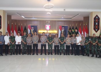 Kapolda Kalimantan Tengah (Kalteng) Irjen Pol Iwan Kurniawan, S.I.K., M.Si. bersama para pejabat utama Polda Kalteng melakukan silaturahmi dengan Pangdam XXII/Tambun Bungai Mayjen TNI Zainal Arifin di Makodam XXII/Tambun Bungai, Jl. Imam Bonjol, Kota Palangka Raya, Rabu (15/7/2026).