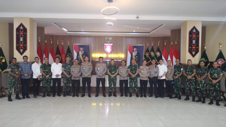 Kapolda Kalimantan Tengah (Kalteng) Irjen Pol Iwan Kurniawan, S.I.K., M.Si. bersama para pejabat utama Polda Kalteng melakukan silaturahmi dengan Pangdam XXII/Tambun Bungai Mayjen TNI Zainal Arifin di Makodam XXII/Tambun Bungai, Jl. Imam Bonjol, Kota Palangka Raya, Rabu (15/7/2026).