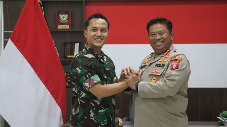 Kapolresta Palangka Raya melaksanakan silaturahmi ke Kodim 1016 Palangka Raya sebagai upaya mempererat sinergitas dan koordinasi antara Polri dan TNI dalam menjaga keamanan serta ketertiban di wilayah Kota Palangka Raya.