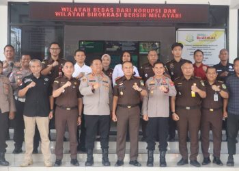 Kapolresta Palangka Raya melaksanakan silaturahmi ke Kejaksaan Negeri Palangka Raya yang beralamatkan di Jalan Diponegoro, Kelurahan Langkai Kecamatan Pahandut.