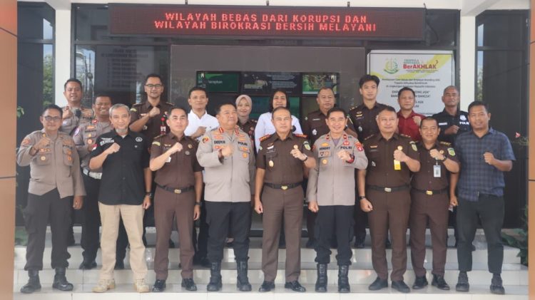 Kapolresta Palangka Raya melaksanakan silaturahmi ke Kejaksaan Negeri Palangka Raya yang beralamatkan di Jalan Diponegoro, Kelurahan Langkai Kecamatan Pahandut.