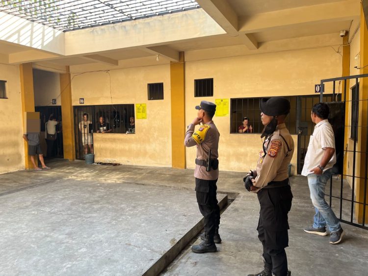 Kegiatan tersebut dipimpin oleh Pamapta II Ipda Rakhmad Razib dengan melakukan pemeriksaan terhadap jumlah dan kondisi para tahanan, kesiapsiagaan petugas jaga, serta kelengkapan administrasi penjagaan.