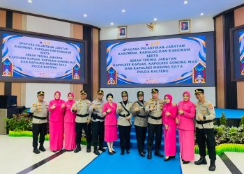 Kapolres Kotawaringin Timur AKBP Resky Maulana Zulkarnain, S.H., S.I.K., M.H., bersama Ibu Ketua Cabang Bhayangkari Cabang Kotim Ny. Sentomoy Rezky menghadiri Upacara Pelantikan Jabatan dan Serah Terima Jabatan (Sertijab) Pejabat Utama Polda Kalteng dan Kapolres jajaran, pada Kamis pagi (16/07/2026).