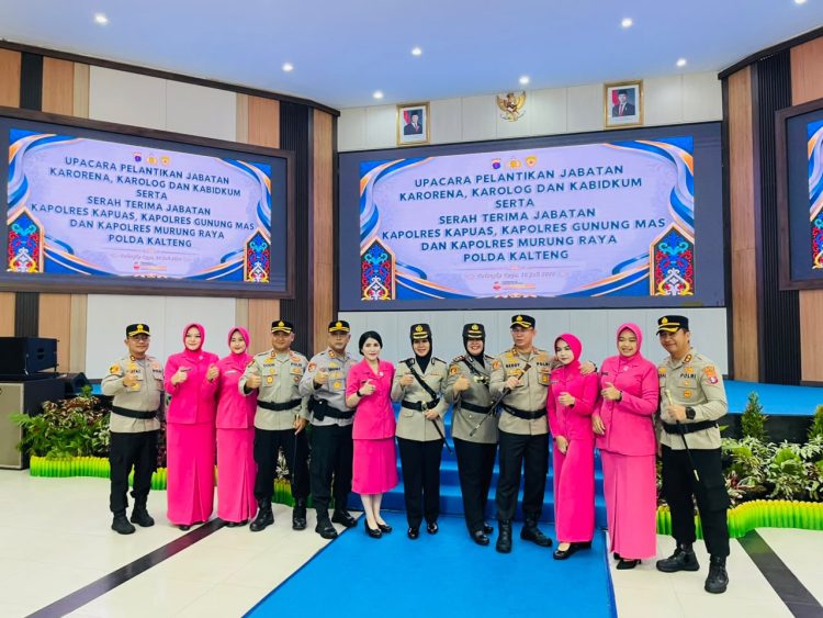 Kapolres Kotawaringin Timur AKBP Resky Maulana Zulkarnain, S.H., S.I.K., M.H., bersama Ibu Ketua Cabang Bhayangkari Cabang Kotim Ny. Sentomoy Rezky menghadiri Upacara Pelantikan Jabatan dan Serah Terima Jabatan (Sertijab) Pejabat Utama Polda Kalteng dan Kapolres jajaran, pada Kamis pagi (16/07/2026).