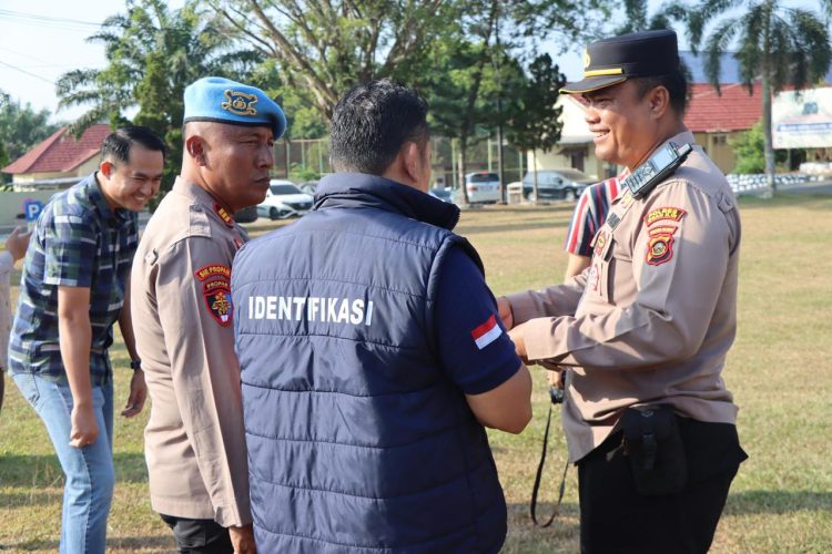 Kabag SDM Polres Ogan Ilir Kompol Burnani, S.H., M.H., Kabag Ops Polres Ogan Ilir AKP Suganda, dan Kasi Propam Polres Ogan Ilir AKP Manurung melaksanakan kegiatan pemeriksaan kelengkapan administrasi serta pengecekan sikap tampang personel Polres Ogan Ilir.