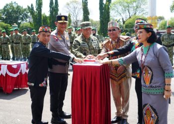 Pangdam XXII/Tambun Bungai, Mayjen TNI Zainul Arifin, S.A.P., M.Sc., bersama Gubernur Kalimantan Tengah H. Agustiar Sabran, S.I.Kom., meresmikan Patung Jenderal Sudirman dan Patung Tambun Bungai di depan Makodam XXII/Tambun Bungai, Jalan Imam Bonjol No. 5, Palangka Raya, Jumat (17/7/2026).