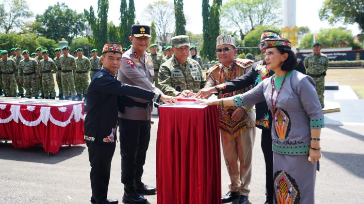 Pangdam XXII/Tambun Bungai, Mayjen TNI Zainul Arifin, S.A.P., M.Sc., bersama Gubernur Kalimantan Tengah H. Agustiar Sabran, S.I.Kom., meresmikan Patung Jenderal Sudirman dan Patung Tambun Bungai di depan Makodam XXII/Tambun Bungai, Jalan Imam Bonjol No. 5, Palangka Raya, Jumat (17/7/2026).