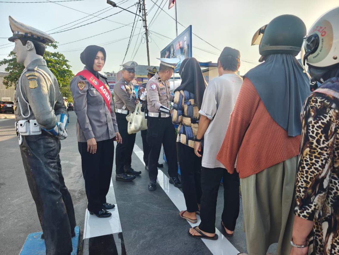Satlantas Polres Kotim membagikan nasi kotak dan minuman kepada warga serta pengendara yang melintas di Jalan Yos Sudarso, tepatnya di depan Mako Satlantas Polres Kotim, pada Jumat pagi (17/07/2026).