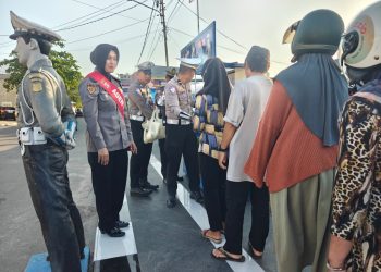 Satlantas Polres Kotim membagikan nasi kotak dan minuman kepada warga serta pengendara yang melintas di Jalan Yos Sudarso, tepatnya di depan Mako Satlantas Polres Kotim, pada Jumat pagi (17/07/2026).