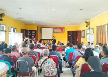 Pertemuan sekelompok orang di Kantor Desa Padang Mutung pada Jumat (17/7), yang diduga diinisiasi oleh pihak-pihak yang merasa terancam dan terganggu.