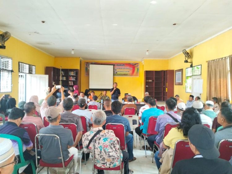 Pertemuan sekelompok orang di Kantor Desa Padang Mutung pada Jumat (17/7), yang diduga diinisiasi oleh pihak-pihak yang merasa terancam dan terganggu.