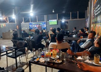 Koramil jajaran Kodim 0207/Simalungun bersama warga menggelar kegiatan nonton bareng (nobar) pertandingan final antara Prancis melawan Inggris, Minggu (19/7/2026) dini hari.