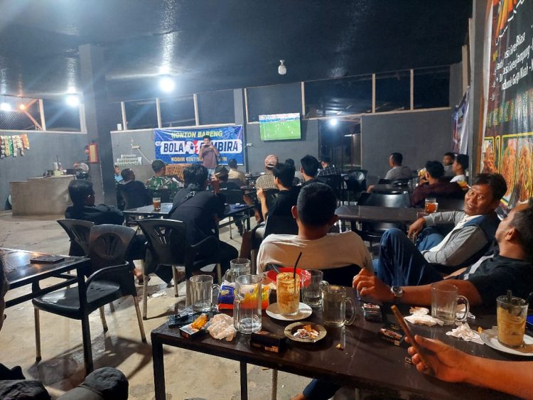 Koramil jajaran Kodim 0207/Simalungun bersama warga menggelar kegiatan nonton bareng (nobar) pertandingan final antara Prancis melawan Inggris, Minggu (19/7/2026) dini hari.