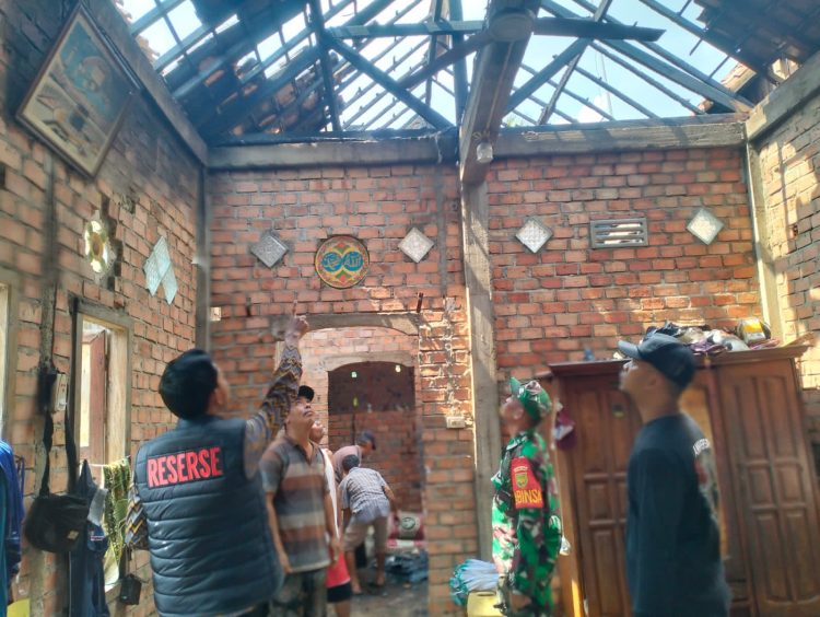 Satu unit rumah milik warga Dusun II Desa Seri Tanjung, Kecamatan Tanjung Batu, Kabupaten Ogan Ilir terbakar pada Minggu, 19 Juli 2026 sekitar pukul 09.30 WIB.