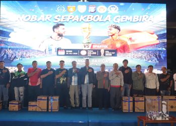 Semangat dan sorak sorai ribuan warga menggema saat menyaksikan pertandingan yang disiarkan melalui videotron di Lapangan Barigas, Mapolda setempat, Senin (20/7/2026) dini hari.
