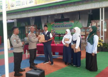 Polsek Pahandut turut berperan dalam kegiatan Masa Pengenalan Lingkungan Sekolah (MPLS) di MTs Muslimat NU Palangka Raya dengan memberikan pembekalan kepada para peserta didik baru.