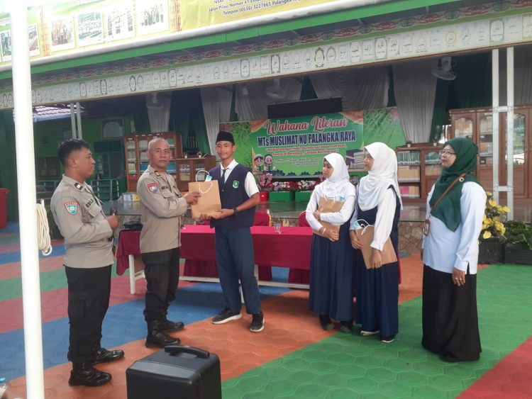 Polsek Pahandut turut berperan dalam kegiatan Masa Pengenalan Lingkungan Sekolah (MPLS) di MTs Muslimat NU Palangka Raya dengan memberikan pembekalan kepada para peserta didik baru.