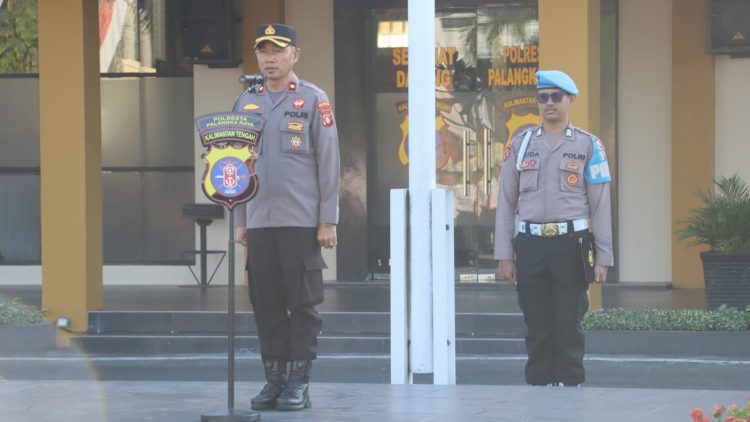 Personel Polresta Palangka Raya mengikuti apel pagi sebagai sarana penyampaian arahan pimpinan guna meningkatkan disiplin, kesiapsiagaan, serta menyamakan persepsi dalam pelaksanaan tugas kepolisian.