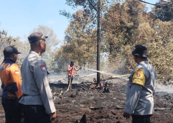 Polsek Pahandut bersama tim gabungan melakukan pengecekan dan penanganan titik hotspot yang terpantau di Jalan Gustaf Erang, Kelurahan Bukit Tunggal, Kecamatan Jekan Raya, Kota Palangka Raya.