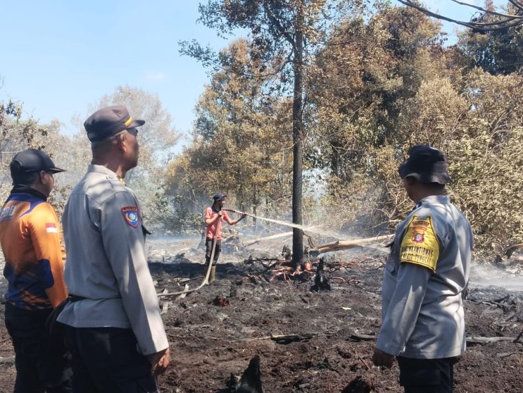 Polsek Pahandut bersama tim gabungan melakukan pengecekan dan penanganan titik hotspot yang terpantau di Jalan Gustaf Erang, Kelurahan Bukit Tunggal, Kecamatan Jekan Raya, Kota Palangka Raya.