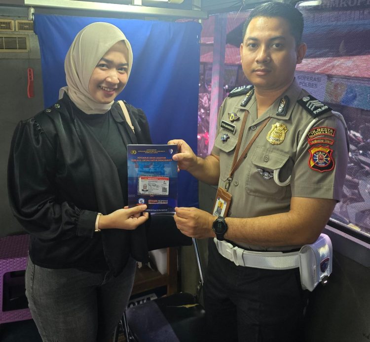 Satlantas dengan memberikan layanan terbaik bagi para pemohon SIM dalam pengoperasian Satuan Penyelenggara Administrasi SIM (SATPAS) di markas komandonya, Senin (20/7/2026) mulai pukul 08.00 WIB.