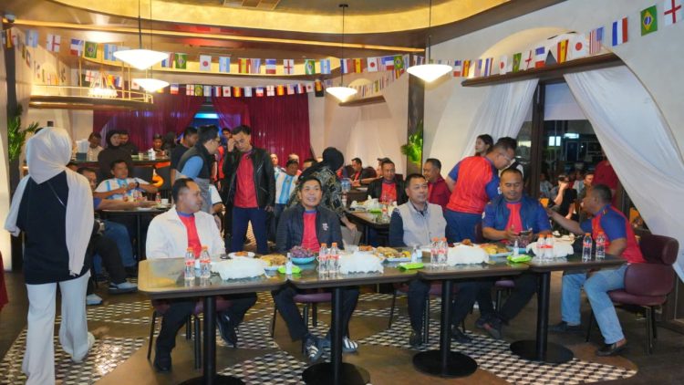 Kegiatan tersebut menjadi momentum mempererat silaturahmi antara Polri, TNI, pemerintah daerah, dan masyarakat dalam suasana penuh kebersamaan, sekaligus menghadirkan kepedulian sosial melalui pembagian sembako dan doorprize kepada komunitas ojek online (ojol).