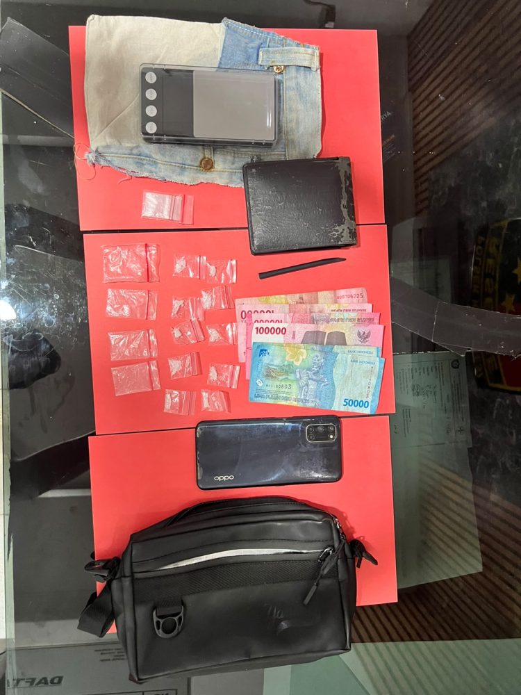 Unit Reskrim Polsek Kota Besi Polres Kotawaringin Timur. telah mengamankan seorang pria berinisial MD39 th, saat menyimpan 10 klip, paket sabu dengan berat kotor 2,85 (dua koma delapan lima ) gram, TKP (Tempat Kejadian Perkara di Gang Berlian Rt 02 Kel Kota Besi Hulu, Kec Kota Besi Kab. Kotim. Senin 20 Juli 2026 skj Wib.21.00 Wib.