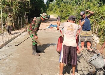 , Serka Agus Sunarto Babinsa Koramil 1016-02/Bukit Batu, Kodim 1016/Palangka Raya bersama warga Kelurahan Marang Kecamatan Bukit Batu, Kota Palangka Raya Senin (20/7/2026) melaksanakan gotong royong melanjutkan pembangunan jembatan Armco.