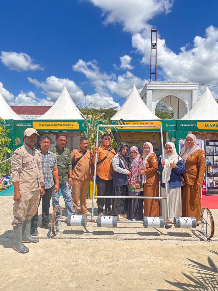 Kegiatan pengenalan PM-AAS yang berlangsung di area pameran pembangunan HUT Nagan Raya yang berlangsung sejak 19 sampai 21 Juli 2026 ini, mendapat perhatian besar dari masyarakat, khususnya petani, penyuluh pertanian, kelompok tani, serta generasi muda yang ingin mengetahui perkembangan teknologi pertanian modern.