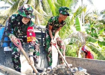 Komandan Satuan Setingkat Kompi (Dan SSK) TMMD Ke-129 Kodim 1005/Barito Kuala, Kapten Cke (K) Hannah, yang turun langsung membantu proses peningkatan jalan di Desa Tamban Bangun, Kecamatan Tamban.