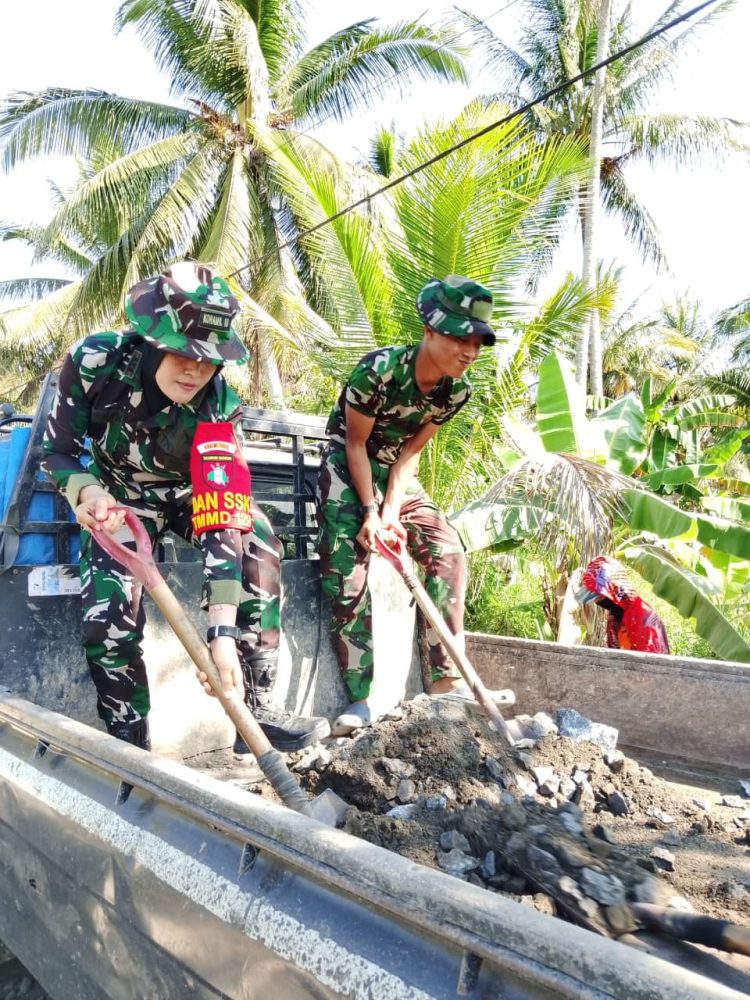 Komandan Satuan Setingkat Kompi (Dan SSK) TMMD Ke-129 Kodim 1005/Barito Kuala, Kapten Cke (K) Hannah, yang turun langsung membantu proses peningkatan jalan di Desa Tamban Bangun, Kecamatan Tamban.