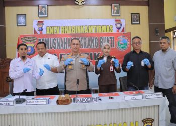 Pemusnahan dipimpin langsung oleh Kapolres Seruyan AKBP Beddy Suwendi, S.H., S.I.K., serta dihadiri oleh perwakilan Kejaksaan Negeri Seruyan, Dinas Kesehatan Kabupaten Seruyan, dan unsur penasihat hukum.